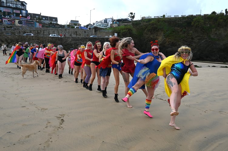 The group of ladies did a conga on the way down to the sea (Picture: @thisisnewquay)