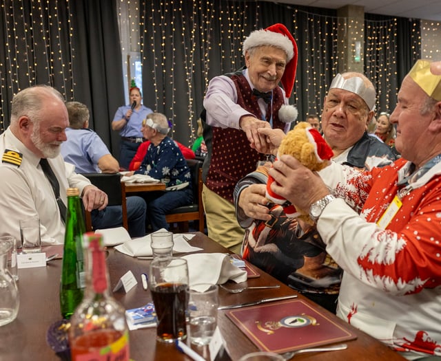 Veterans come together to enjoy Christmas dinner at airbase