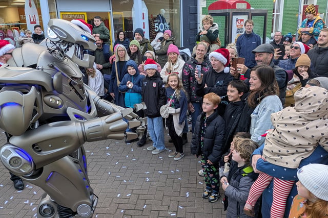 Titan the Robot thrills shoppers at Christmas Eve extravaganza 