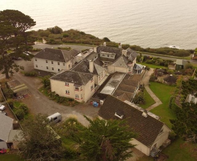 Plan to replace clifftop hotel with 18 new homes
