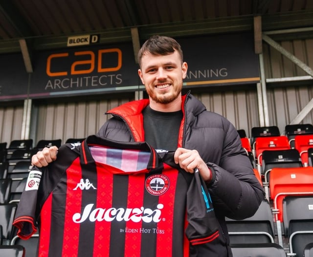 Tinners sign striker Stretton to aid survival bid