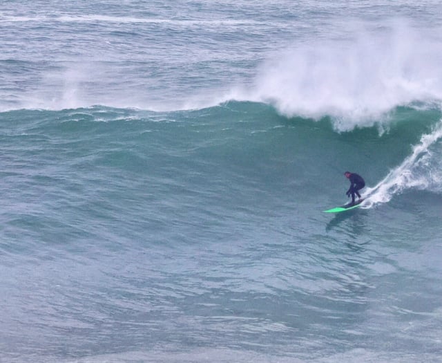 Lone surfer takes on the Cribbar