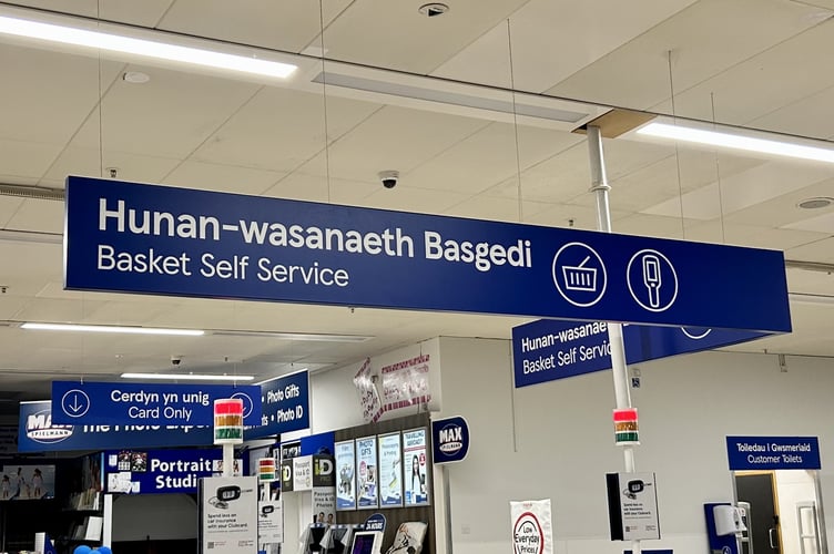 Welsh/English signs in a Tesco supermarket