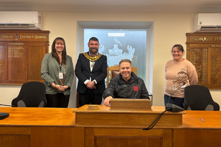 Trenance Learning Academy headteacher Matt Williams signs the Smartphone Free Schools Agreement (Picture: Newquay Town Council)