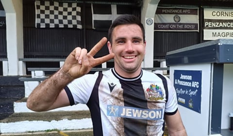 Sullivan stars again as Magpies cement third 