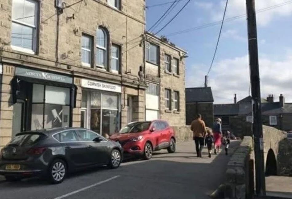 Hundreds oppose closure of 
historic Newlyn bridge 