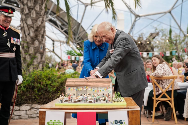 Their Majesties, King Charles and Queen Camilla, go about cutting the cake created by Niki Lowe from Liskeard for the Big Lunch celebrations (Picture: Eden Project)