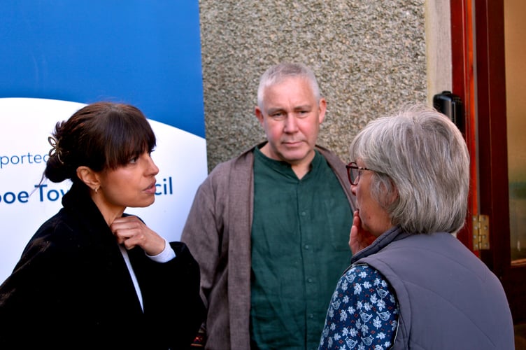 Zahra Ahmadi talking to the community.