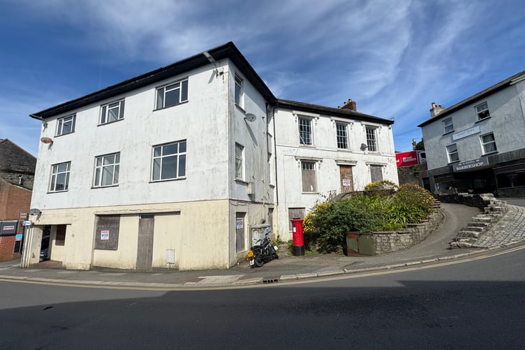 The auctioneers say the accommodation is a mixture of one- and two-bedroom apartments. (Picture: Clive Emson Auctioneers)