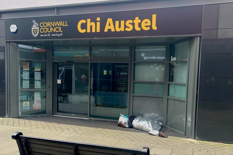 The woman was seen sleeping rough outside the Chi Austell council premises in St Austell. (Picture: Harbour Housing)