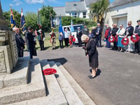 Mayor leads VE Day tributes at Liskeard war memorial