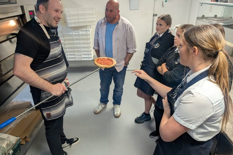 Tallo’s head chef Grant Goodson showing the students how to make pizza