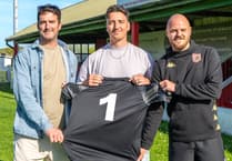 Peppermints hand gloves to Semmens following Cole exit