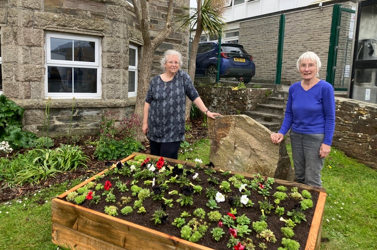 The flower arrangement will represent the Dinard flag