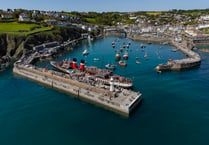 Crowds flock to see iconic paddle steamer