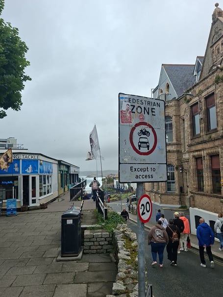The signage at the top of Beach Road