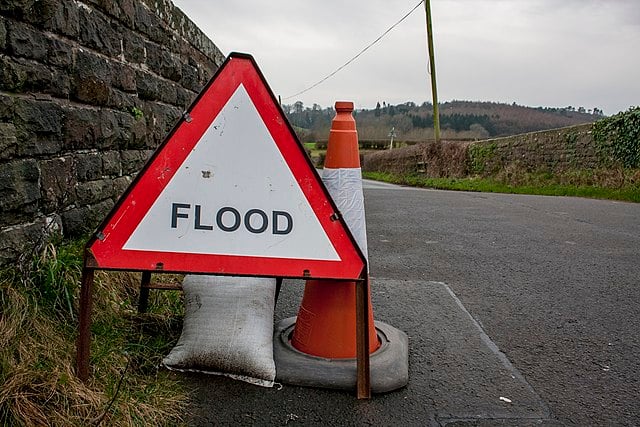 The Environment Agency has warned that flooding is possible along the coastline from Gribbin Head to Rame Head