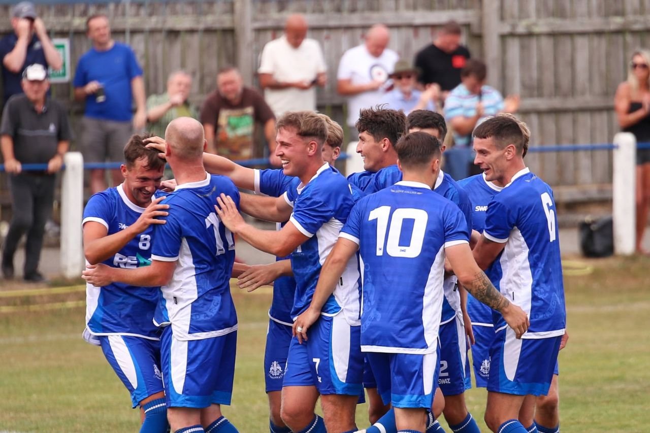 Lorenz stars on return as Blues edge thriller