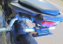 Learner motorcyclist does wheelie on main road in front of police